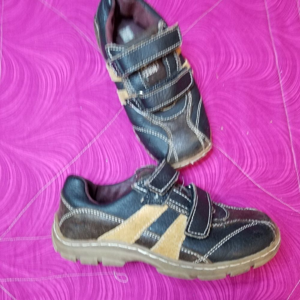 Kenneth Cole Reaction velcro shoes size 10.5